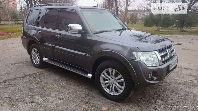2012 mitsubishi pajero-wagon