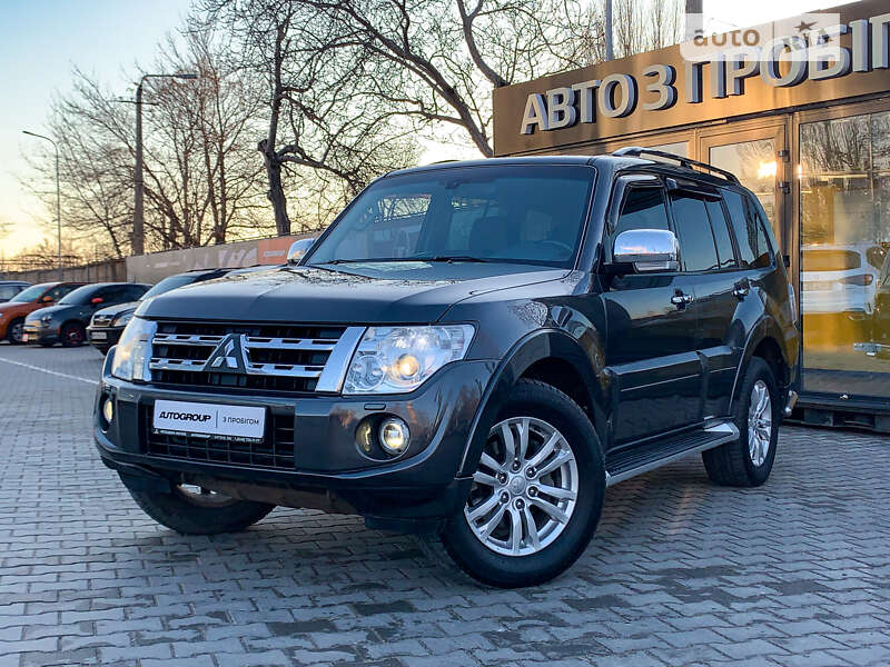 2012 mitsubishi pajero wagon