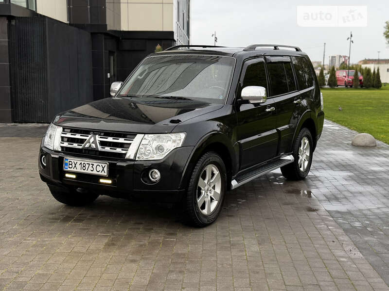 2011 mitsubishi pajero wagon