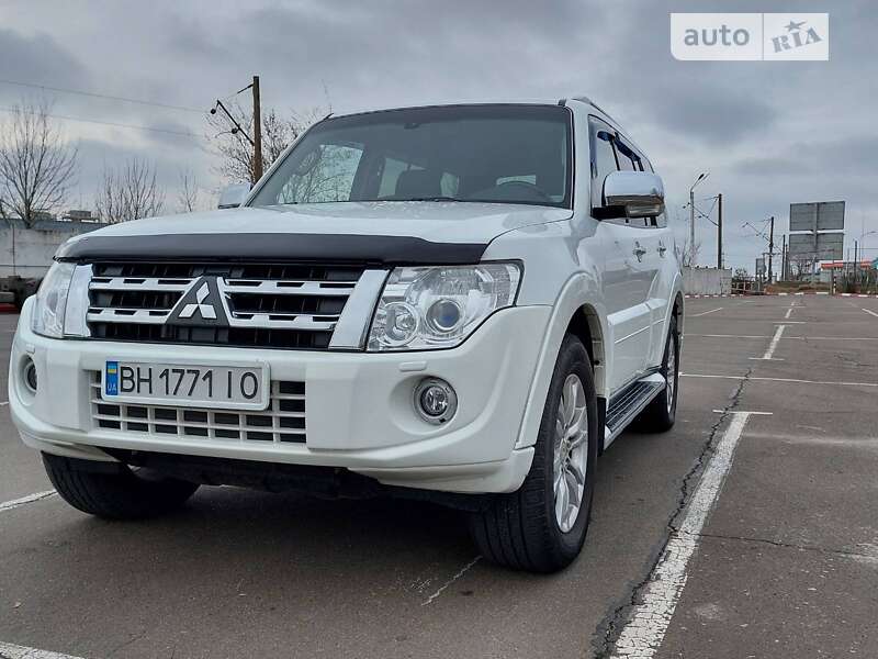 2012 mitsubishi pajero wagon