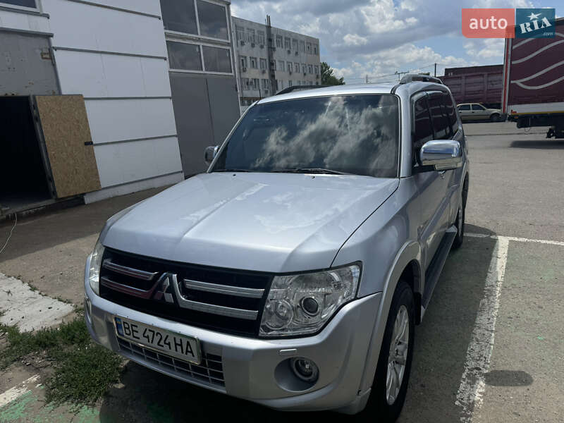 2012 mitsubishi pajero wagon
