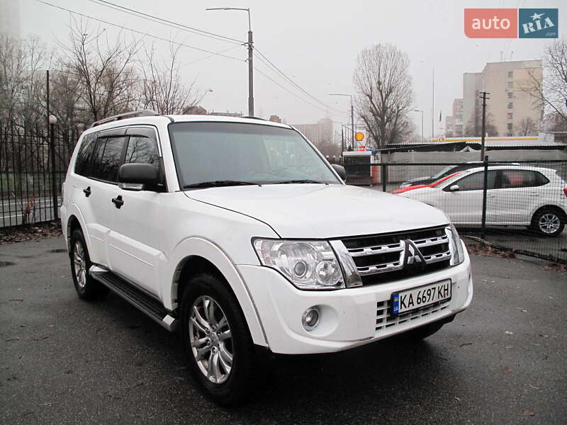 2012 mitsubishi pajero wagon