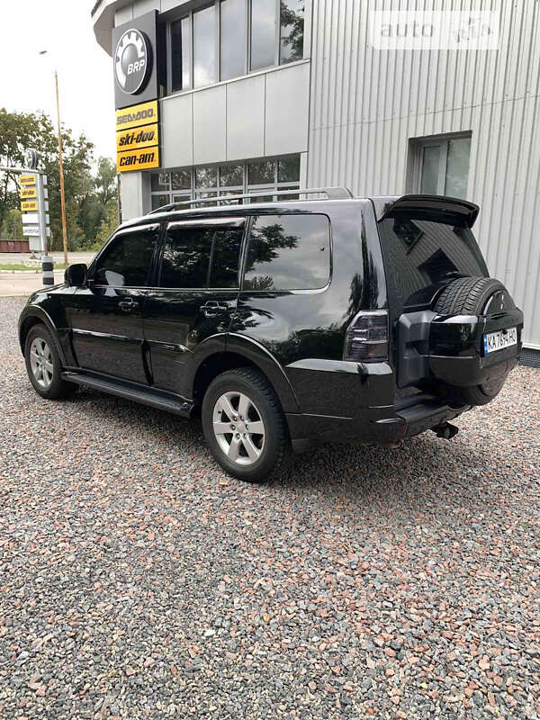 2012 mitsubishi pajero wagon