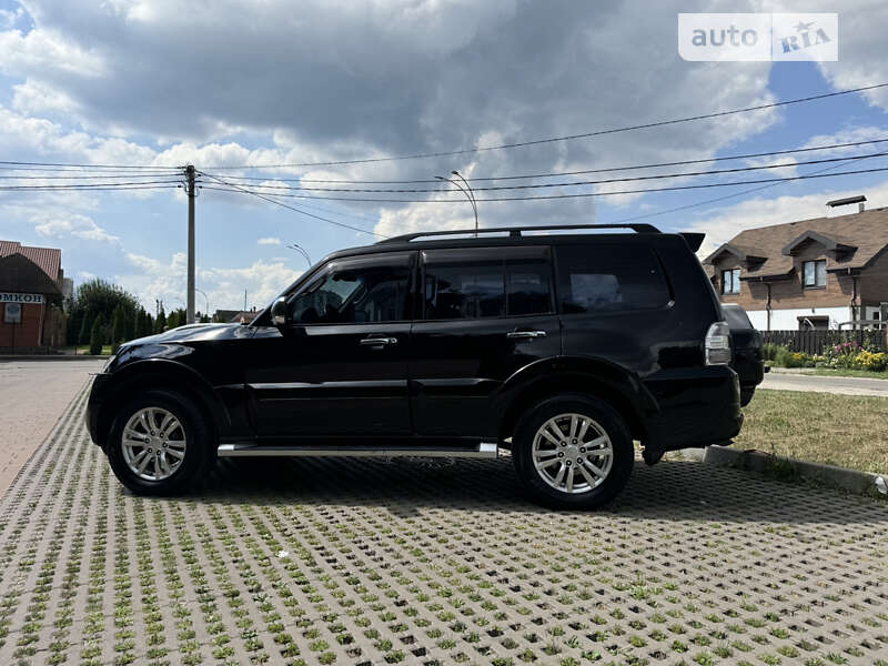 2012 mitsubishi pajero wagon