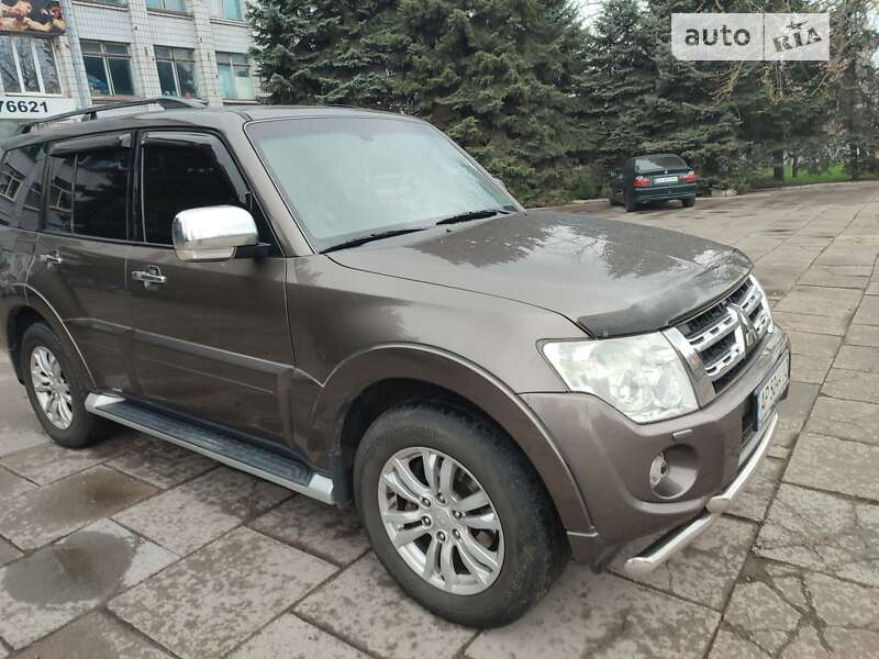 2012 mitsubishi pajero wagon