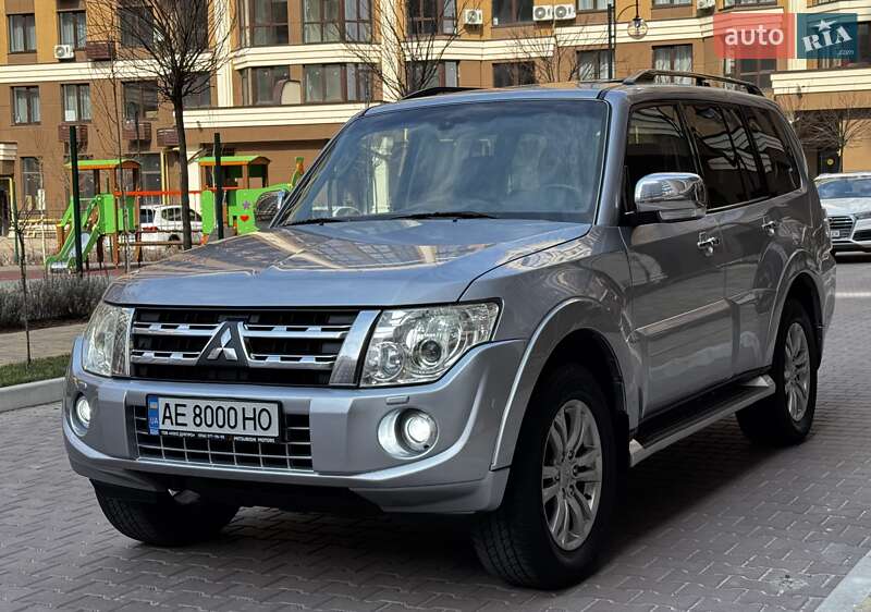 2012 mitsubishi pajero wagon