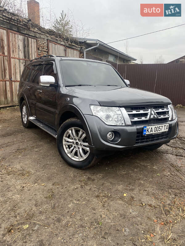 2012 mitsubishi pajero wagon