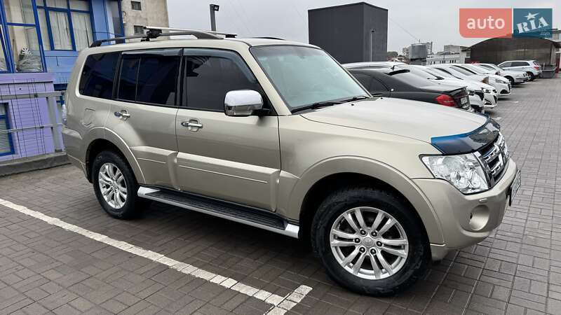 2012 mitsubishi pajero wagon