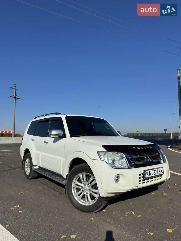2012 mitsubishi pajero wagon