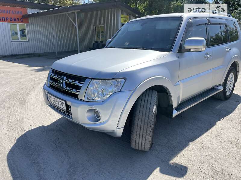 2012 mitsubishi pajero wagon
