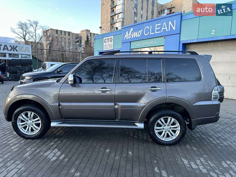 2012 mitsubishi pajero wagon