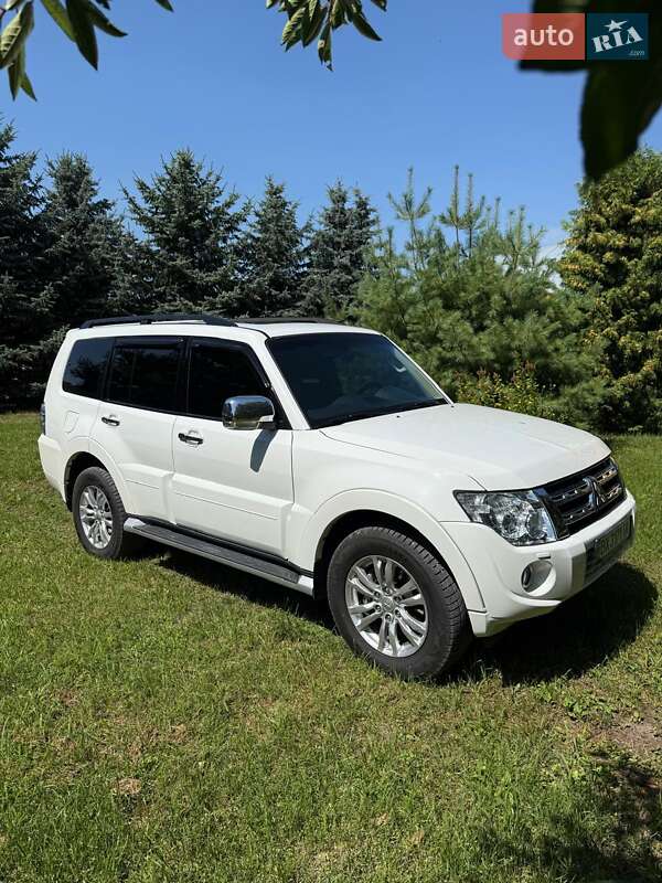 2012 mitsubishi pajero wagon