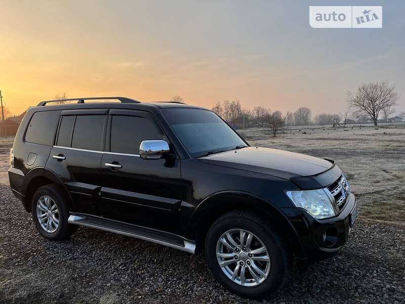 2012 mitsubishi pajero wagon