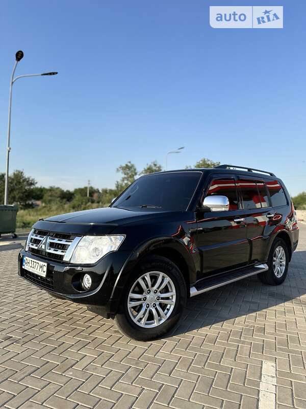 2012 mitsubishi pajero wagon