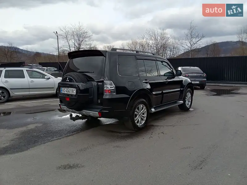 2012 mitsubishi pajero wagon