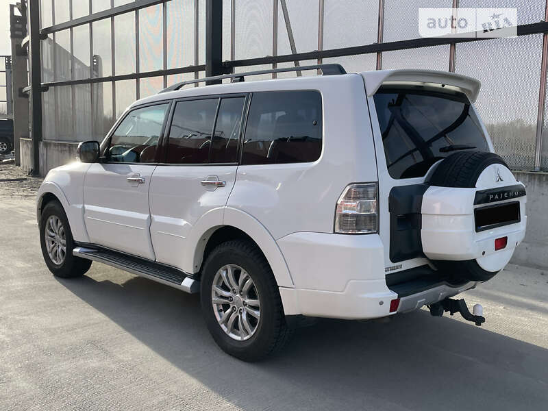 2012 mitsubishi pajero wagon