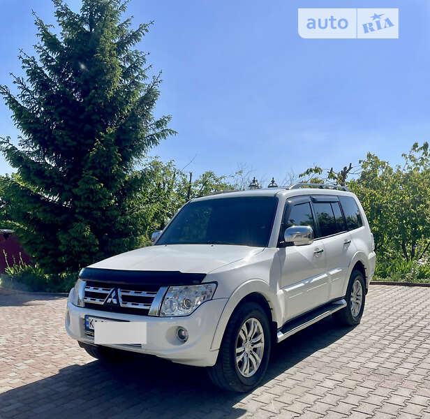 2012 mitsubishi pajero wagon