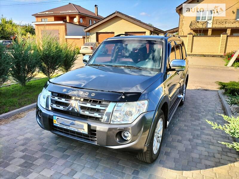 2013 mitsubishi pajero wagon