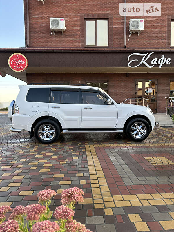 2013 mitsubishi pajero wagon