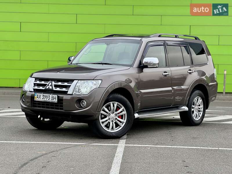 2013 mitsubishi pajero wagon