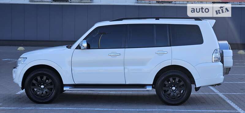 2013 mitsubishi pajero wagon