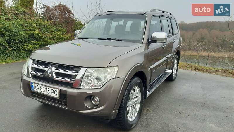 2013 mitsubishi pajero wagon