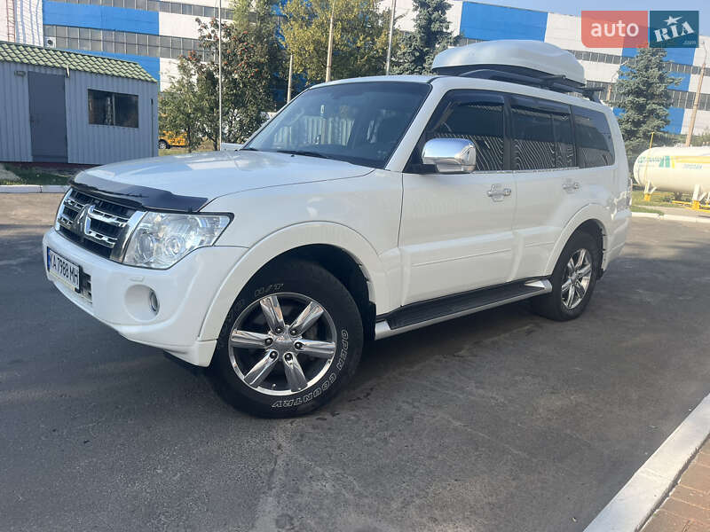 2013 mitsubishi pajero wagon