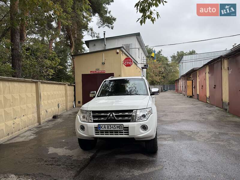 2013 mitsubishi pajero wagon