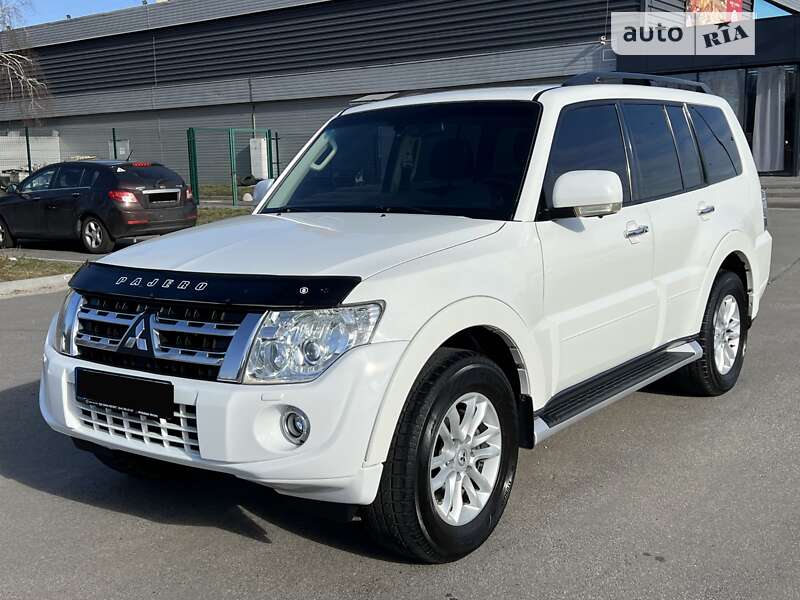 2013 mitsubishi pajero wagon