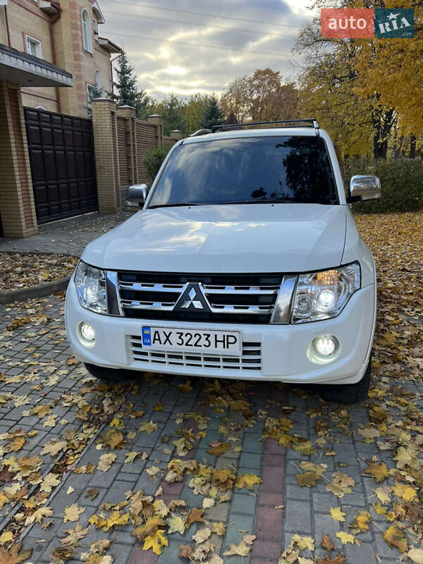 2013 mitsubishi pajero wagon