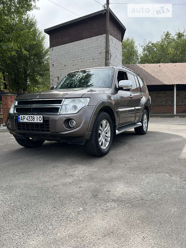 2013 mitsubishi pajero wagon
