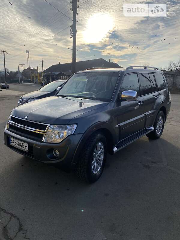 2013 mitsubishi pajero wagon