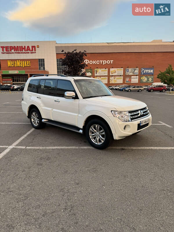 2013 mitsubishi pajero wagon