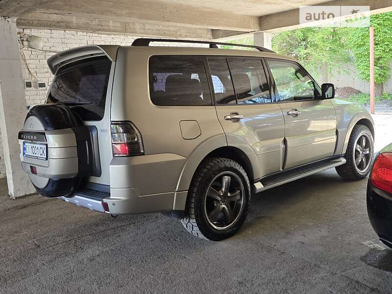 2013 mitsubishi pajero wagon