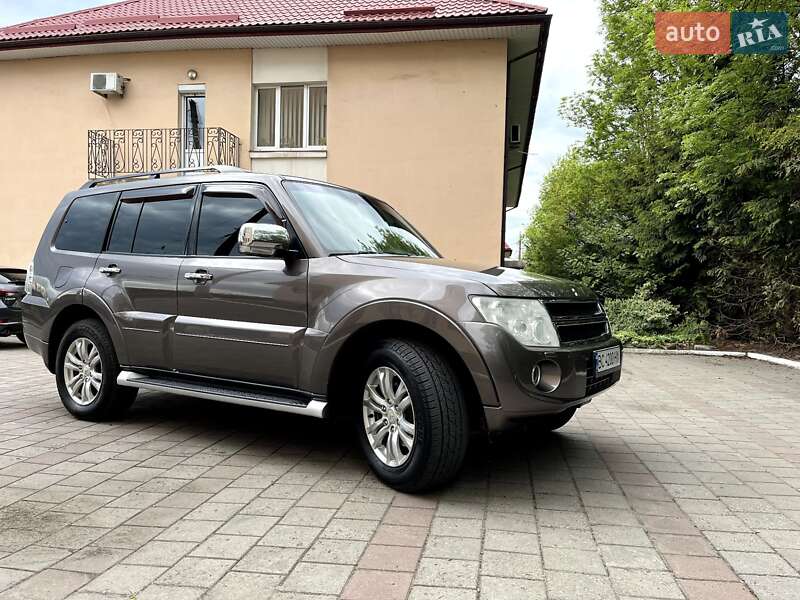 2014 mitsubishi pajero wagon