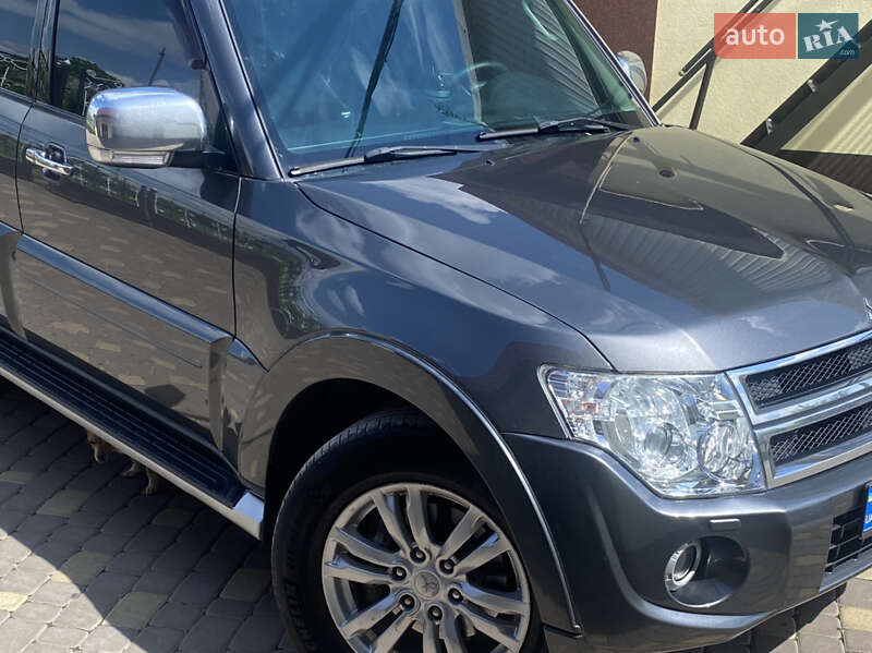 2014 mitsubishi pajero wagon
