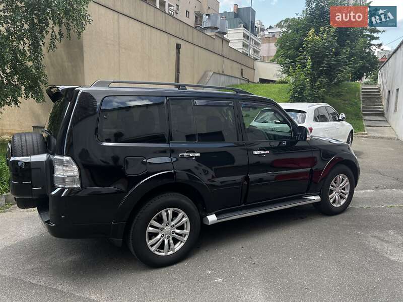 2014 mitsubishi pajero-wagon