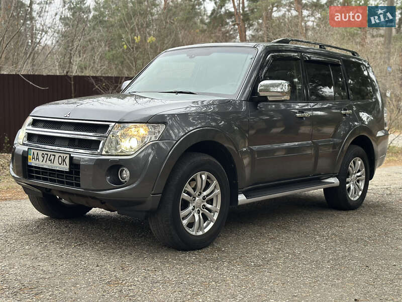 2014 mitsubishi pajero wagon