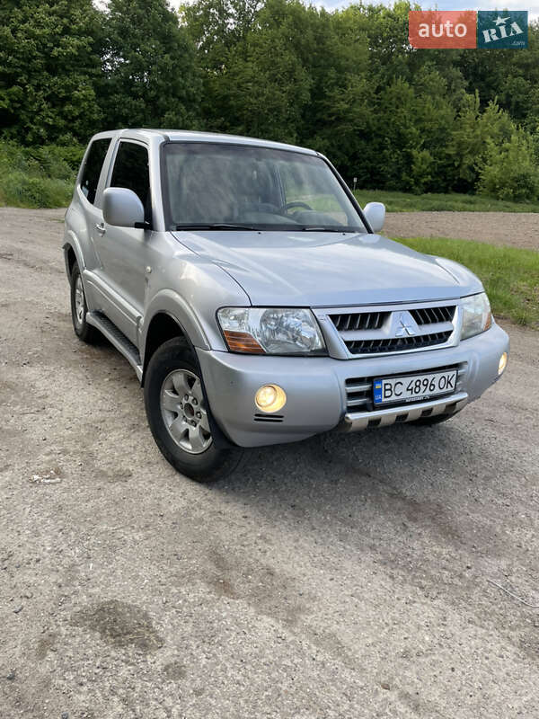 2005 mitsubishi pajero