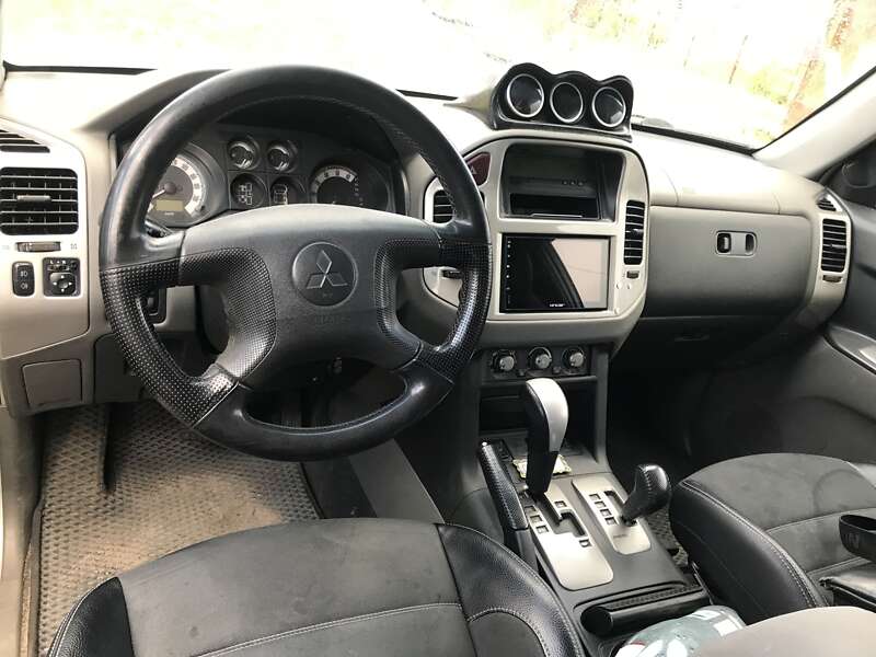2004 mitsubishi pajero