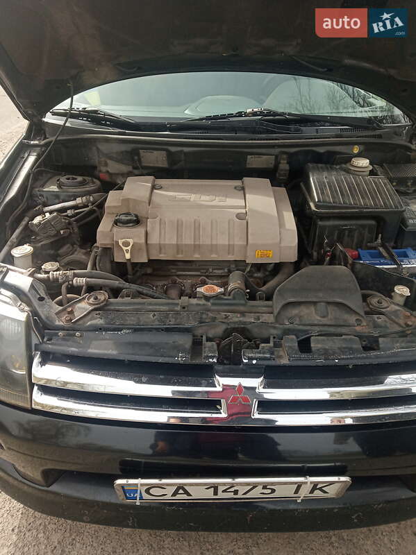 2000 mitsubishi space runner