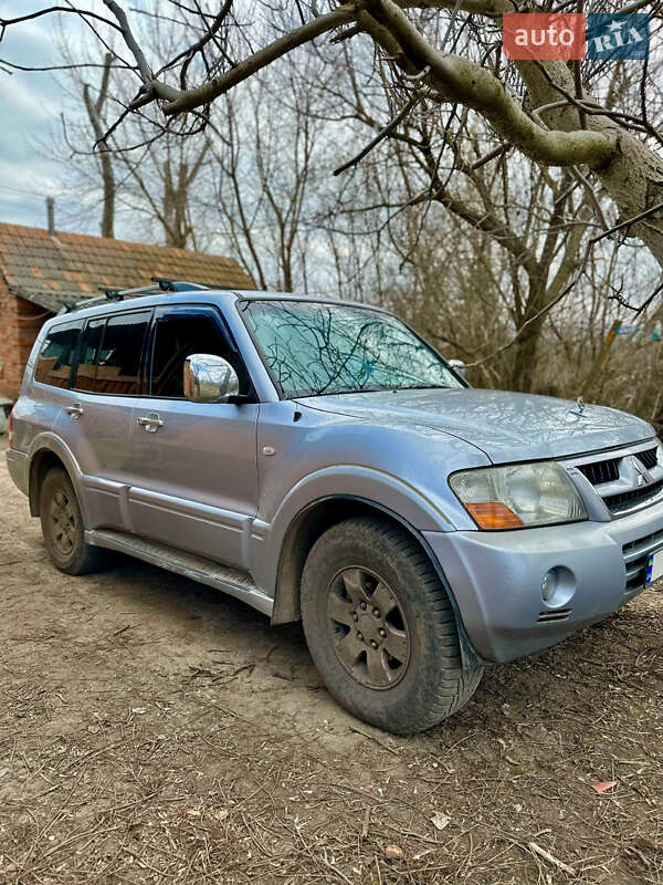 2005 mitsubishi pajero