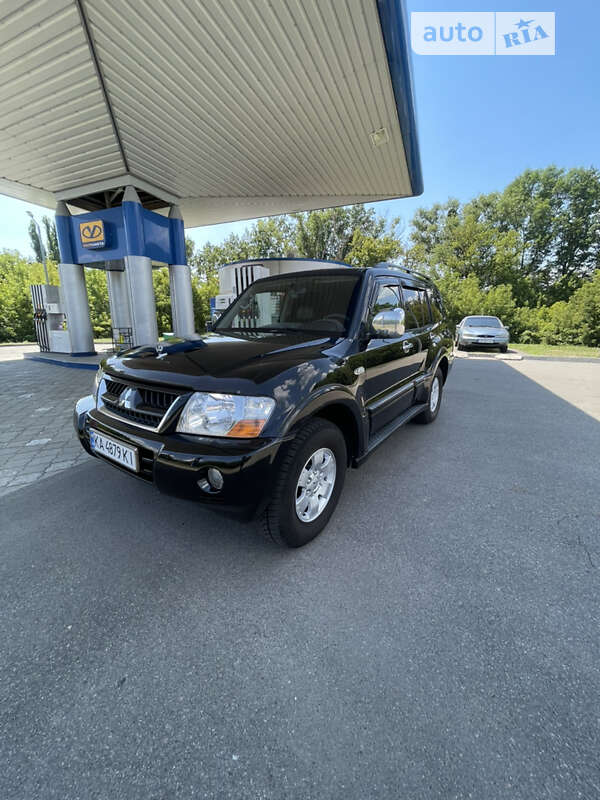 2005 mitsubishi pajero wagon
