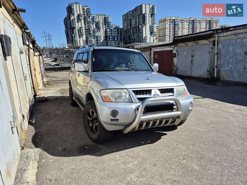 2005 mitsubishi pajero