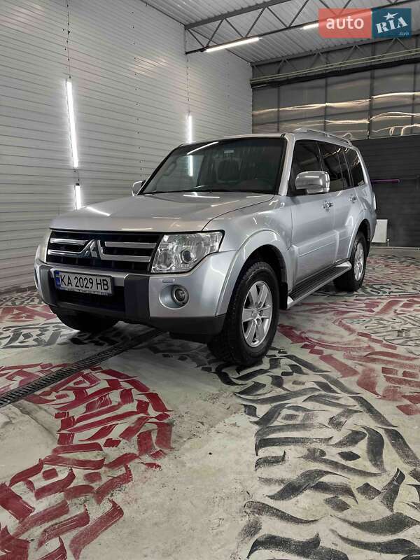 2008 mitsubishi pajero wagon