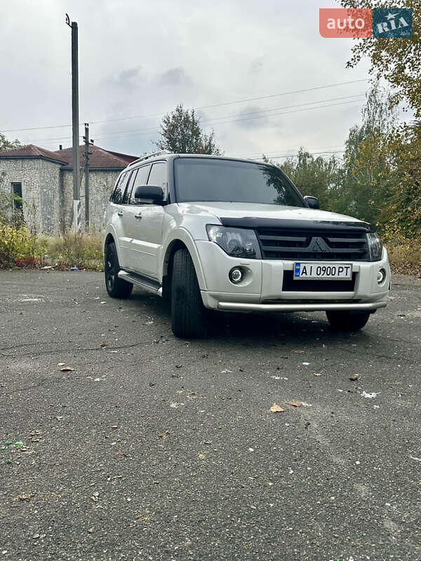 2010 mitsubishi pajero wagon