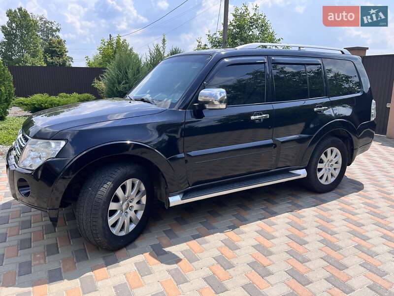 2009 mitsubishi pajero wagon