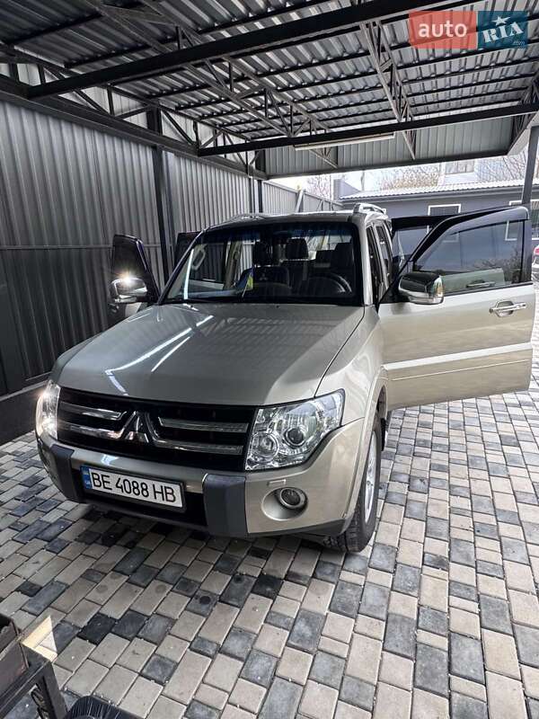 2008 mitsubishi pajero wagon