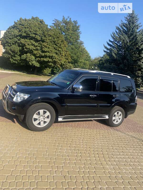 2009 mitsubishi pajero wagon