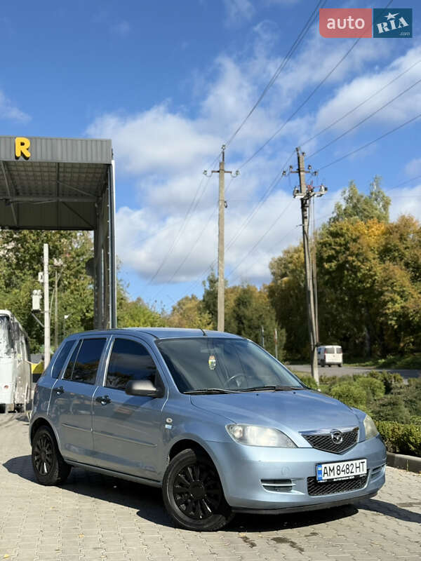 2004 mazda 2